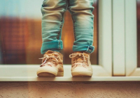 Таразда әйел екі баласын 5-ші қабат терезесінен лақтырып жіберді