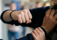 Таразда оқушы қызды қатарластары кастетпен ұрып, реанимацияға түсірген (ВИДЕО)