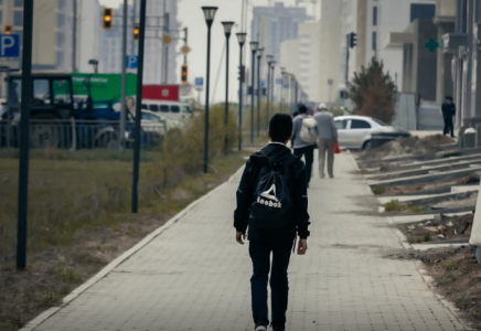 «Ішінен, бүйрегінен ұрып, аузына шикі балық тыққан»: Алматыда 11 жастағы баланы жасөспірімдер қорлаған 