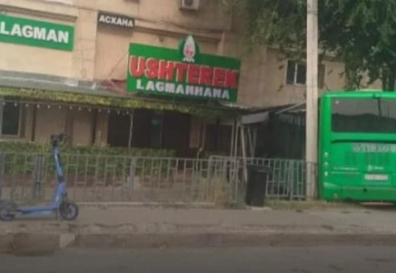 ​Алматыда көлікпен соқтығысқан автобус ғимаратқа кіріп кетті
