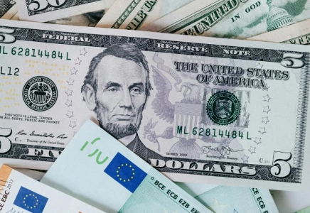 Өзбекстанда доллар бағамы құлдырады Өзбекстанда доллар бағамы құлдырады