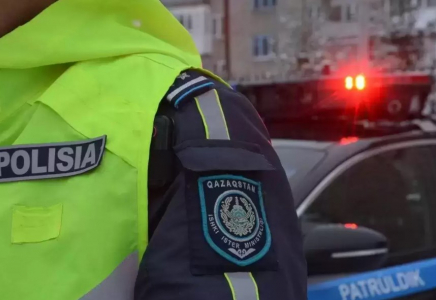 Атырауда полицейге пышақпен шабуылдаған әйел 4 жылға сотталды