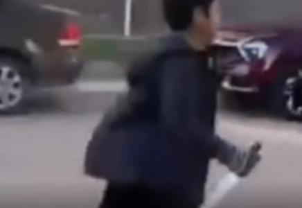 Астанадағы шулы видео: 6 жасар бала көшеге үйінен пышақ алып шыққан 