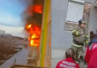 Ұлытау облысында полицейлер ер адамды жанып жатқан пәтерден алып шықты