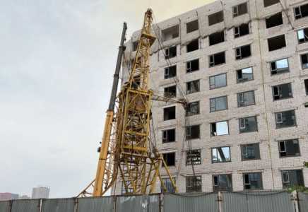 Астанада құрылыс краны құлады