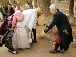 ​Келіннің сәлем салуы - ізеттіліктің белгісі