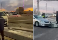 Атырауда жүк көліктен бетон тіреулер құлап, артында келе жатқан үш көлікке зақым келді