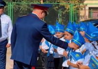 ​Шымкент полициясының басшысы бірінші сынып оқушыларын алғашқы қоңыраумен құттықтады