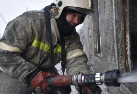 Атырауда тұрғын үй өртеніп, 25 адам қауіпсіз жерге эвакуацияланды