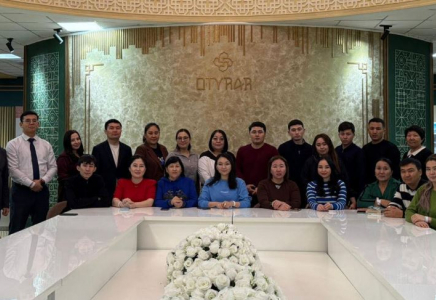 ТҮРКІСТАН: Мемлекеттік қызметшілерден құрылған оқырмандар клубы Отырарда кезекті кітапты талдады