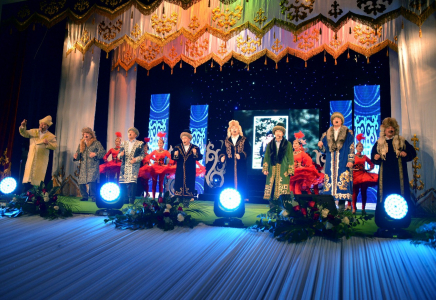 Шымкент басшысы әкімдік қыздарына Голливуд жұлдызындай құрмет көрсетті (видео)  