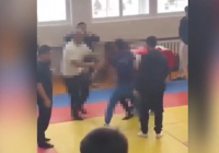 Степногорскіде екі бапкер балалардың көзінше жаға жыртысты (ВИДЕО)