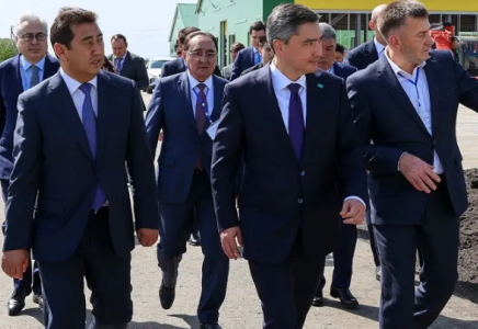 Еуропадан жеткізілген сиырлар Қазақстанның қысына қалай бейімделді: Бектенов арнайы барып тексерді