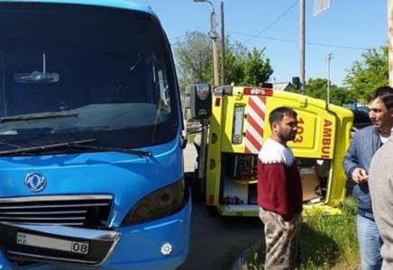 Таразда автобуспен қақтығысқан жедел жәрдем көлігі аударылып қалды