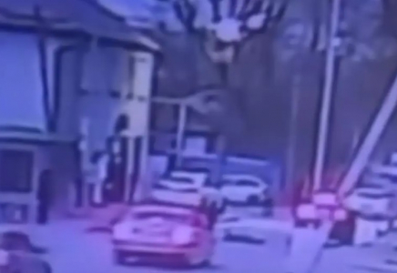 Алматыда жолдан жүгіріп өтпек болған баланы көлік қағып кетті (ВИДЕО)