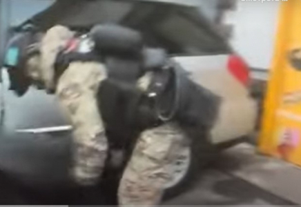 Өздерін полицей ретінде таныстырған: Алматыда адам ұрлап бара жатқан үш ер адам ұсталды (ВИДЕО)