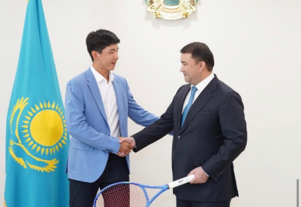 Түркістан облысының әкімі талантты жас теннисші Заңғар Нұрланұлын қабылдады
