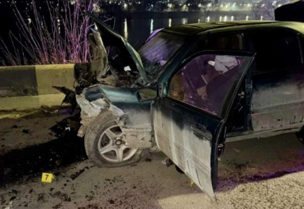 Екі адам көз жұмды: Өскеменде көлікті айдап кеткен жүргізуші жол апатына түсті