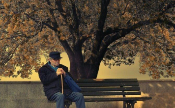 &quot;Өз зейнетақысы өзіне бұйырмай отыр&quot;: тұрмыстағы қызы әкесінің жағдайын айтты