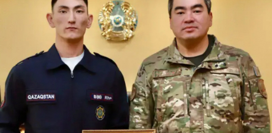 Астанада 14-қабаттан секірмек болған қызды құтқарған адам марапатталды