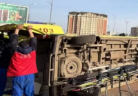 Ақтөбеде жүкті әйелді алып бара жатқан жедел жәрдем көлігі аударылып қалды
