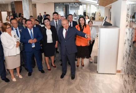 Ө.Шөкеев ұстаздарға жаңарған Түркістанды көрсетіп, жобаларды таныстырды