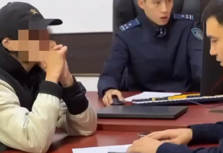 Құлағы естімейтін такси жүргізушісін мазақ қылған блогерді полиция шақырып алды (ВИДЕО)