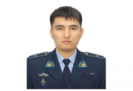 Жетісу облысында полицей түтін басқан үйге кіріп, үш баланы құтқарып қалды