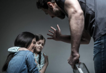 Ер адам әйелінің қабырғасын сындырып, баласының басын унитазға батырған 