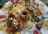 "Қаралы үйде бергенді жеп, құйғанды ішу керек": оқырман жаназада жағымсыз жайтқа куә болғанын айтты