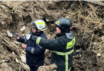 Алматыдағы лай көшкіні: Қираған үй астында қалған 3 адамның денесі табылды