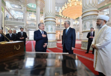 Қасым-Жомарт Тоқаев Өзбекстан Президенті Шавкат Мирзиёевпен бірге Түркістандағы жаңа мешітті аралап көрді