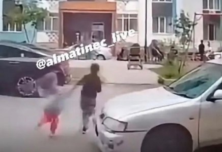 Алматы облысында көпқабатты үйдің ауласында жүргізуші екі баланы қағып кетті