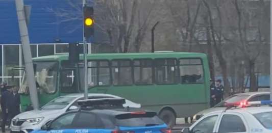 Қарағанды облысында жолаушылар мінген автобус бағанға соғылды: зардап шеккендер бар