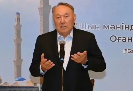 Қазақстанның бұрынғы президенті інісі Болат Назарбаевты еске алып, құран бағыштады