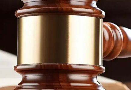 Баку соты әкесінің жүрегіне пышақ сұққан ер адамды жазадан босатты