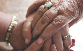 "Шешемді көзімізше қамшымен сабап әкететін"