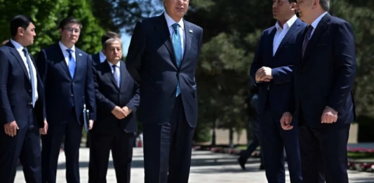 Тоқаев пен Шавкат Мирзиёев Бахауддин Нақышбанди мемориалдық кешеніне барды