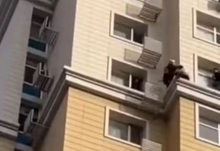 Астаналық қыз 15-қабаттан секірмек болған Астаналық қыз 15-қабаттан секірмек болған