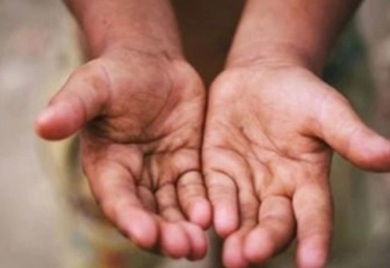 ​Алматыда қор басшысы 15 жастағы жасөспірімге базарда ақша жинатқан