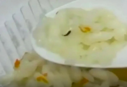 Қарағанды ауруханасында балаларға берілген астан жәндіктер шықты 