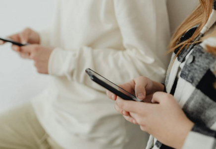 ЖИ министрлігі: Мектептерде технология мен әлеуметтік желілерді қолдануды дұрыс реттеу керек