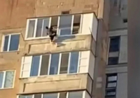 Қарағандыда тоғызыншы қабаттың балконынан жіппен салбырап тұрған ер адам құтқарылды