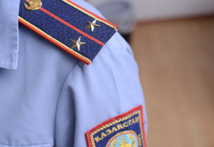 Ақтөбеде полицей атын жамылған жігіт жасөспірімнен ақша бопсалаған