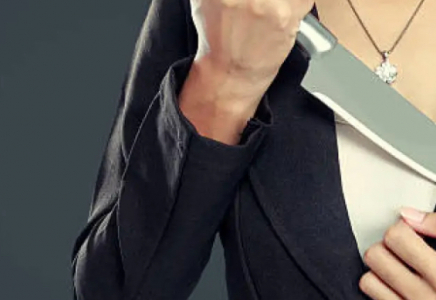 Екібастұзда әйел ер адамды пышақтап өлтіріп, тағы бір әйелдің өміріне қол салды