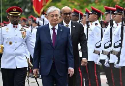 Мемлекет басшысы Сингапур Президентінің Istana сарайына барды