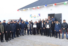 ТҮРКІСТАН: Арыстық жастар мұқтаж жанұяға баспана сыйлады