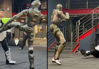 Қытайда робот адаммен жекпе-жекке шығып, ішінен теуіп құлатты