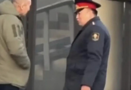 Қоғамдық жерде темекі шеккен: Қырғызстанның ІІМ министріне айыппұл салынды