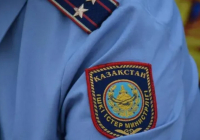 Павлодарда көшеде әйел адам жасөспірім қызды соққыға жыққан